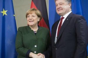 Порошенко срочно возвращается из Берлина из-за критической ситуации на Донбассе