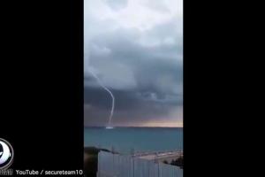 Уфологи сняли на видео, как НЛО качает воду из океана 