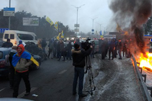 Въезд в Киев по Бориспольской трассе перекрыт: участники протеста жгут шины