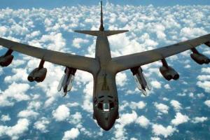 В небе над США у ядерного бомбардировщика B-52 отвалился двигатель