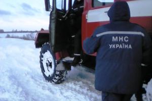 На Житомирщине спасатели вытянули из снежных заносов 2 автобуса 