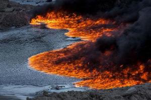 В России полсотни пожарных тушат пылающую нефтяную скважину