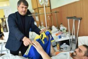 Представитель ФФУ поздравил раненых бойцов ВСУ