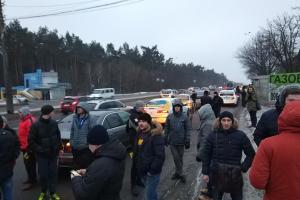 Автомобилисты блокируют въезды в Киев: палят шины и обещают идти под Кабмин 