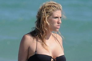 Звезды в купальниках, которые лучше бы не стоило надевать: 10 неудачных фото