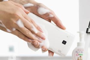 Японцы создали необычный смартфон, который можно мыть с мылом