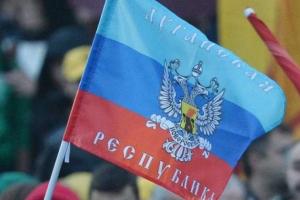 В Славяносербске неизвестные сорвали флаг боевиков "ЛНР"