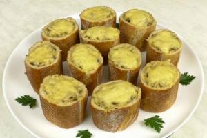 Жульен в багете с курицей и грибами