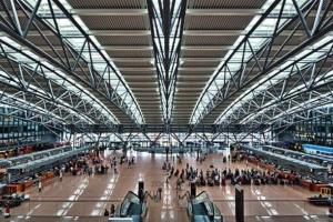В аэропорту Гамбурга произошел шокирующий инцидент: людей эвакуировали из-за массового отравления