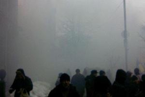 Марш в Киеве: неизвестные бросили дымовую шашку