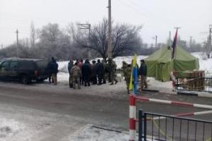Штаб блокады: В Кривом Торце вооруженные "титушки" штурмуют редут, есть раненые