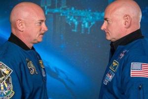 Астронавт слетал в космос и стал моложе своего брата-близнеца