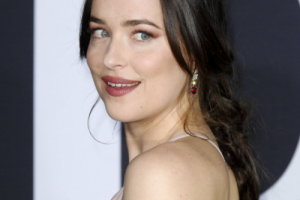 Актриса Дакота Джонсон шокировала публику откровенным платьем на премьере "50 оттенков"