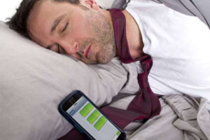 Ученые советуют держать мобильный телефон подальше от кровати