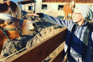 Светская львица Ксения Собчак стала селянкой и подружилась с лошадьми