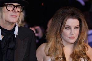 Дочь Элвиса Пресли не может прийти в себя: выяснилось, что ее муж развращал собственных детей