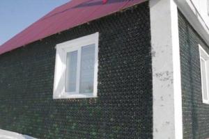 Житель Урала построил необычный дом: понадобилось 12000 бутылок шампанского