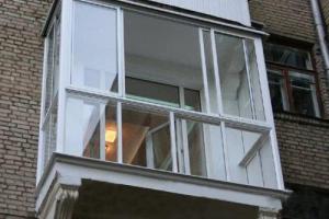 В России голая женщина-инвалид выпала с пятого этажа 