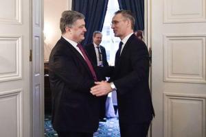 Порошенко проинформировал Генерального секретаря НАТО об обострении ситуации на Донбассе