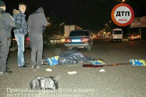 Жуткое самоубийство в Киеве: женщина-расклейщица объявлений спрыгнула с моста