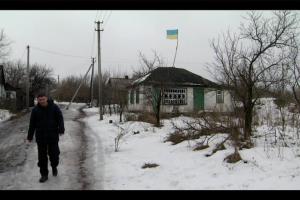 Жители поселка в Луганской области вывесили украинский флаг под носом у боевиков