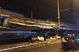 Устал от времени: соцсети шутят о рухнувшем Шулявском мосте