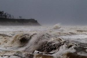 Мощный шторм обрушился на Францию, сотни тысяч домов остались без света