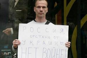 В России вышел из колонии активист Дадин