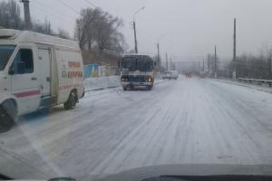 В Лисичанске с гололедом борются нестандартными способами