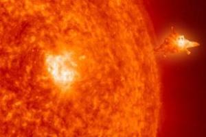 Уфологи заметили рядом с Солнцем огромный летающий диск