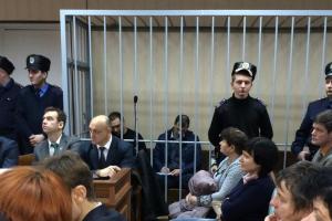 Из зала суда над бывшими "беркутовцами" одного из подсудимых забрала "скорая"