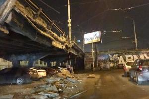 В Сети опубликованы кадры, как Шулявский мост ремонтировали с помощью скотча