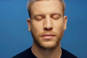 Иван Дорн в розовом костюме: бородатый певец показал новое фото