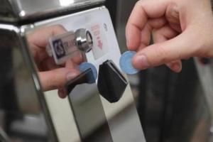 В кассах столичного метро скоро не будут продавать жетоны
