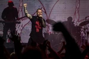 Фронтмен группы Brutto спел песню о бойцах АТО: зрители упали на колени