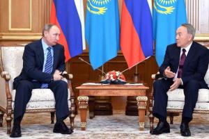 Соцсети смеются: Путин пришел на встречу с Назарбаевым в туфлях Медведева