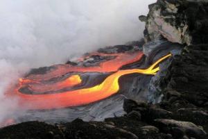 Океан закипел от извержения вулкана: в сети появилось впечатляющее видео