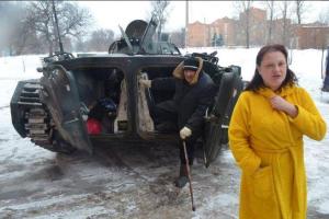 "На камеру прокатили на БМП и выгнали на мороз, люди шли домой под обстрелами, проклиная ДНР", - сепаратист рассказал об "эвакуации" в Донецке