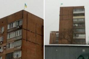 На крыше донецкой многоэтажки развевается украинский флаг