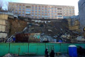 В российском Владивостоке рядом со стройкой "небоскреба" под землю провалилась дорога