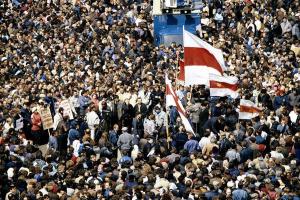 "Лукашенко, уходи": тысячи белорусов требуют отставки президента, в толпе замечены российские "титушки"