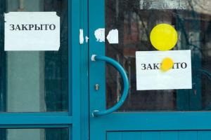 В России рекордными темпами закрываются продуктовые магазины: людям не за что покупать еду