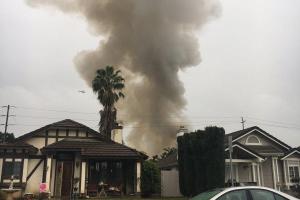 Трагедия в США: самолет упал на жилой дом, есть жертвы