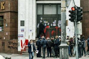 В Одессе активисты облили краской российский банк