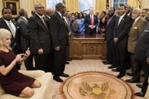 Блондинка и чернокожие мужчины: соцсети обсуждают откровенную позу советницы Трампа