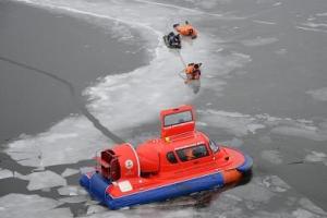Николаевские спасатели сняли мужчину со льдины