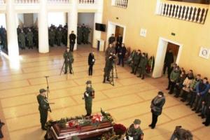 В Луганске людей согнали на похороны убитого террориста Анащенко