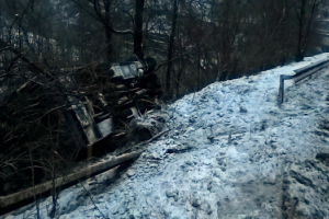 На Закарпатье произошло шокирующее ДТП: маршрутка с пассажирами сорвалась с 15-метрового обрыва