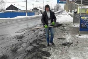 "Скользкая дорожка": В прифронтовом городе прошел флешмоб по борьбе с гололедом