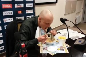 Съел газету и запил колой: спортивный журналист ошибся в прогнозе и выполнил свое обещание